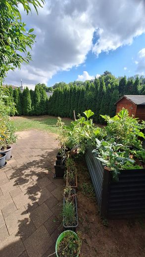 Garten mit Hochbeet