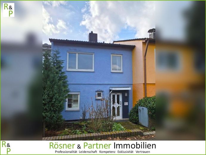 *Rohdiamant mit Potenzial! Großzügiges Reihenhaus in begehrter Wohnlage von Hanau-Steinheim* – Vorderansicht