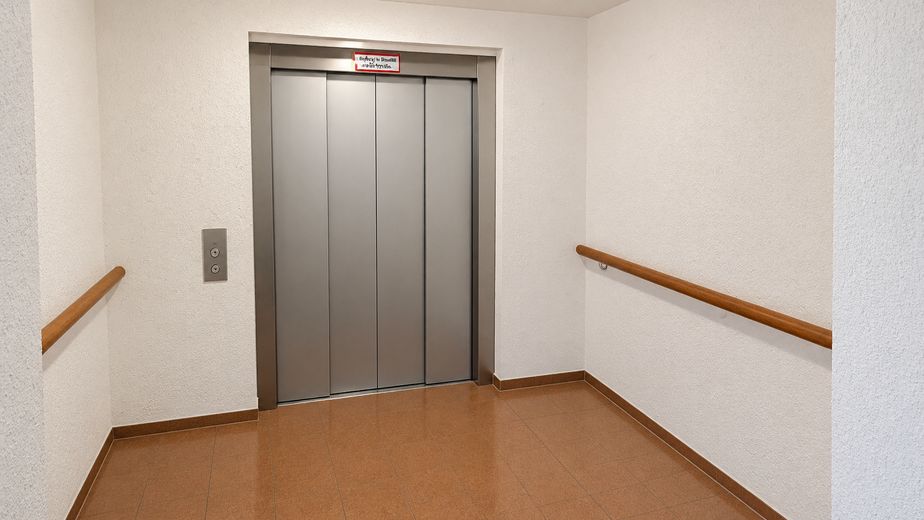 1 R-WE yaşlı konutu, DRK hizmetiyle, büyük yeşil alan, sakin, merkezi birinci sınıf konum – Aufzug