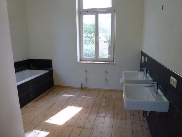 Wunderschöne großräumige 4 Raum Wohnung + Kamin & direkter Zugang zum Garten direkt am Schloßpark – Bad mit Doppelwaschbecken 