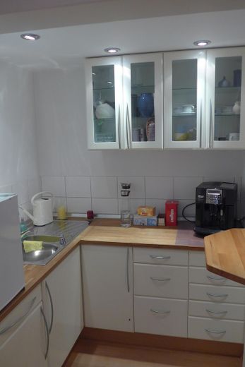 Maison d’architecte située sur un versant calme avec espace séparé pour bureau/cabinet (appartement indépendant) – Teeküche