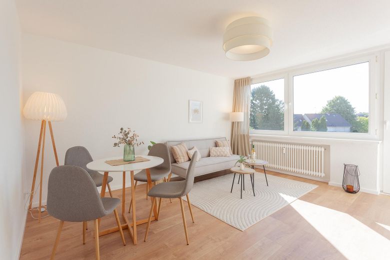 Frisch renovierte 3-Zimmer Eigentumswohnung mit Südbalkon und Aufzug – Essbereich im Wohnzimmer