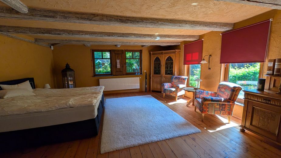 Jeden Tag wie im Urlaub: Wundervolles Landhaus mit Hallenbad, Naturbadeteich und Mieteinnahmen – Gäste-, Kinder-, Schlafzimmer
