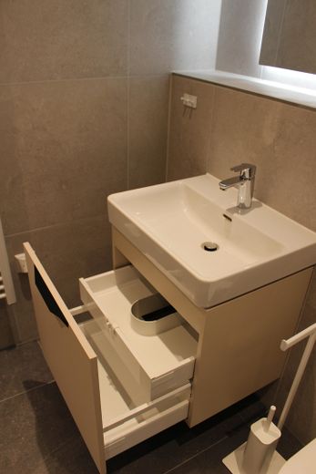 Erstbezug: Exklusive, sonnige 2-Zimmer-Wohnung mit Balkon mit Elbblick in Bestlage im Marina Garden! – Waschtisch mit Unterschrank