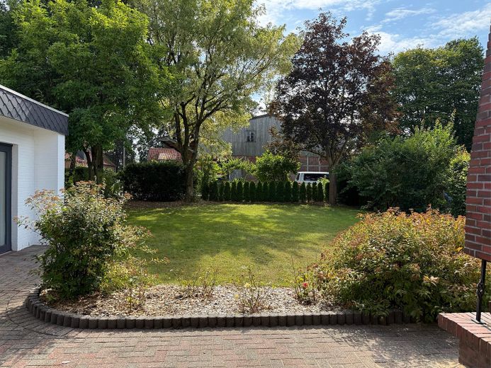 Großzügiger Bungalow mit Einliegerwohnung – Garten