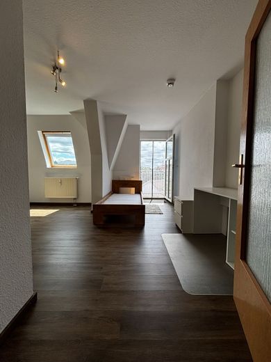 modernisierte/helle und möblierte Dachgeschosswohnung - 1,5 Zi. Küche mit EBK/Wannenbad  - ca. 35m² - zentrumsnah – 260703_ETW_BOS44_Nr.13_011_Wohnbereich