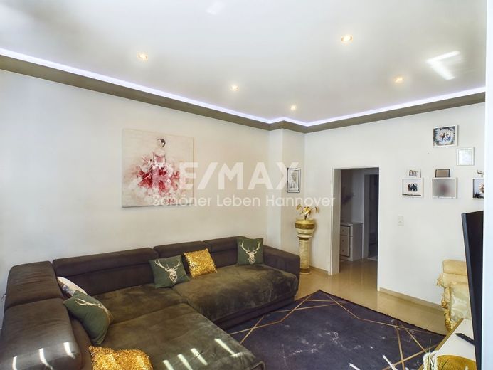 Lichtdurchflutete 3-Zimmer-Balkon-Wohnung im 2. OG mit grünem Rückzugsort – Wohnzimmer