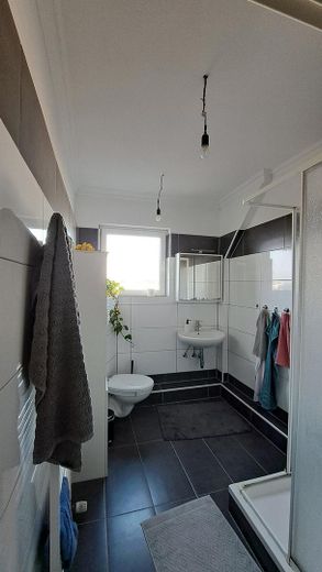 5 Zimmerwohnung (Loft) im modern ausgebauten Dach in Bestlage mit 150m² und 2 Bädern – Bad mit Dusche