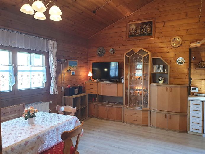 Kleines Haus mit Keller und großem Garten in Schärding, Österreich – Wohnzimmer 2/3