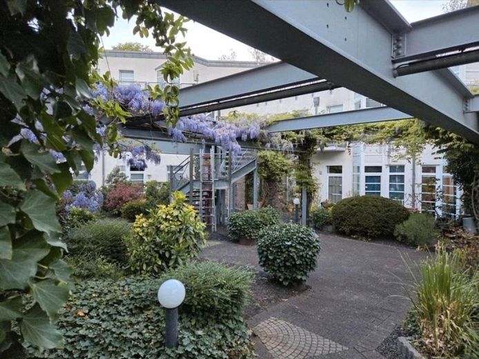 Lichtdurchflutete 3-Zimmer-Wohnung im Herzen von Frechen | provisionsfrei – Innenhof