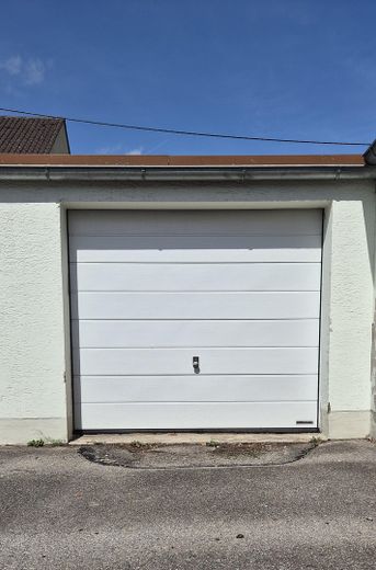 Casa a schiera di testa affascinante e modernizzata in posizione tranquilla alla periferia della città – Garage