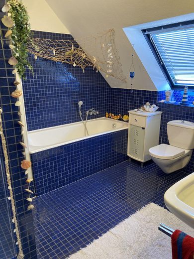 Von Privat: Großes Einfamilienhaus mit Wellnessbereich zu verkaufen! – Foto 9