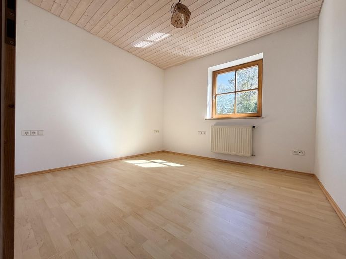 Casa adosada de 6 habitaciones con jardín, balcón orientado al sur y garaje en Germaringen – Zimmer im 1. OG