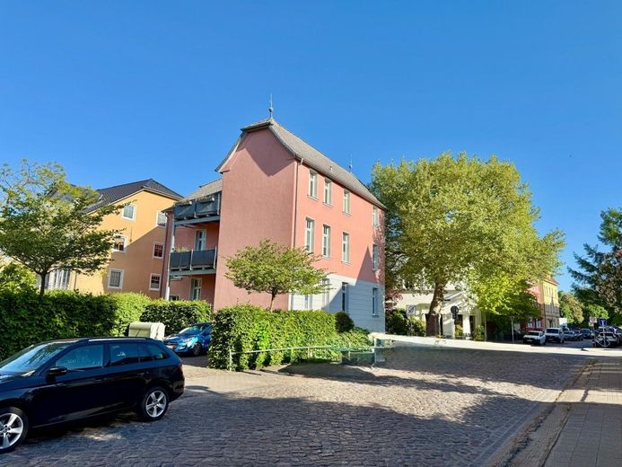 HORN IMMOBILIEN ++RESERVIERT! Neubrandenburg, schöne 4-Raum ETW im EG mit Balkon, 2 Parkplätze -bezugsfrei- – Straßenansicht