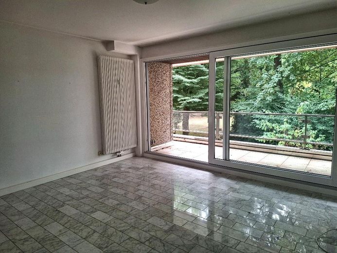 Ruhiges 2,5-Zimmer-Domizil mit Balkon & Parkanlage in Essen-Haarzopf – Wohnzimmer