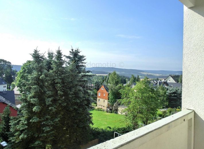 Elterlein: Sonnige 3-Zimmer-Wohnung mit großem Balkon und Einbauküche in ruhiger Neubauanlage – Balkonausblick 