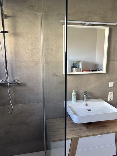 Badezimmer mit Regendusche