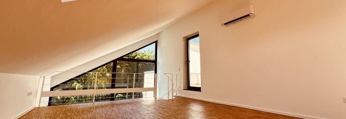 Empore Richtung Dachfenster