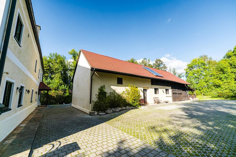 Eşsiz, komisyonsuz! Konut/lifestyle malikanesi, 3 daire, yaklaşık 480m² kullanım alanı, 800m² depo alanı, 7000 m² arsa – Remise / Lagerflächen