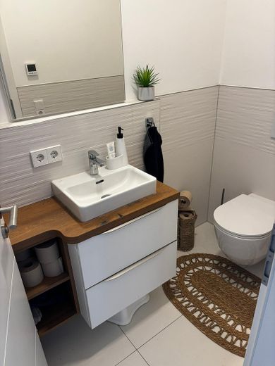 Moderne 3-Zimmer-Dachgeschosswohnung (A+) mit Loggia, Einbauküche, Stellplatz und großem Dachboden – WC 