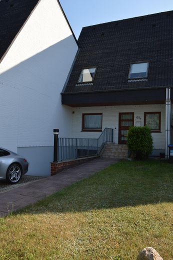 "Attraktives Reihenhaus" in "Weser"-Nähe, ruhige Lage, im schönen "Bremer Norden" – Vorderansicht RH