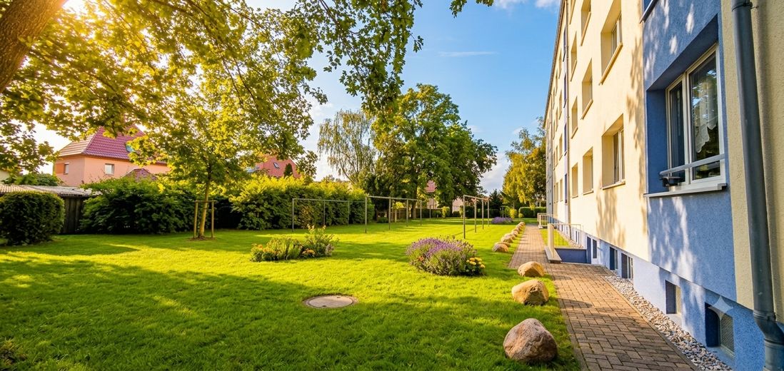 Attractively renovated + partially furnished + 3-room apartment, quietly located with fitted kitchen, cellar & bathroom with daylight – Foto 1