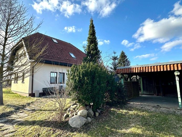 HORN IMMOBILIEN ++ ca. 8 km bis Neubrandenburg ++ ein großes Haus mit 5 Zimmern – Hausansicht