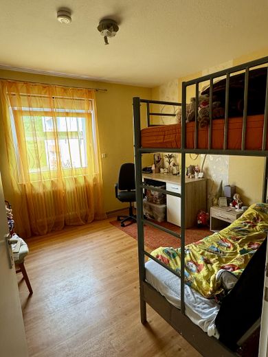 Luminoso apartamento de 3,5 habitaciones con balcón, ascensor y baño nuevo – Kinderzimmer