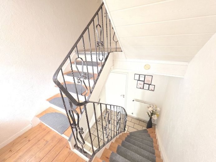 ++ MODERNISIERTES EINFAMILIENHAUS + SONNENTERRASSE + 2 GARAGEN IN RUHIGER LAGE!! ++ – TREPPENAUFGANG