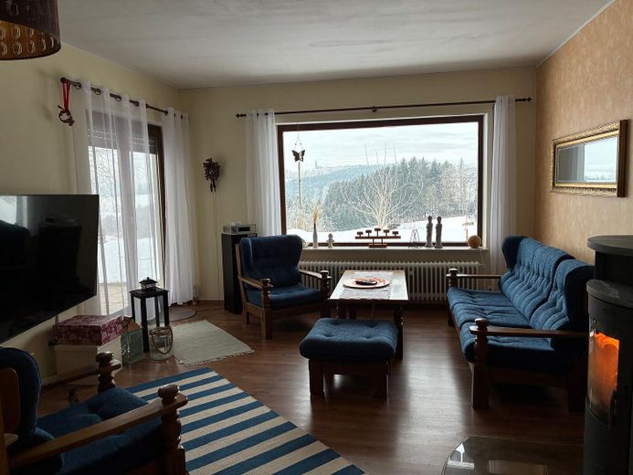 Haus im Grünen mit unverbaubarem Blick über den Frankenwald in ruhiger Lage – Wohnzimmer UG
