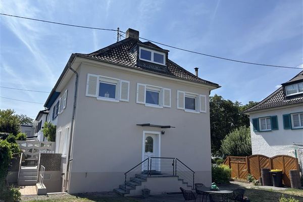 Modernisierte Doppelhaushälfte mit großem Garten & Terrasse – sofort bezugsfrei