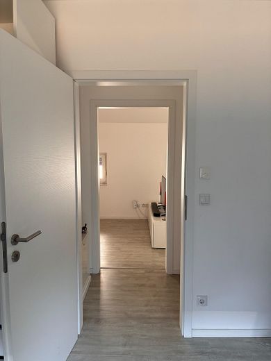 **FLATERATE MIETE!** 2R. Wohnung (BJ2019), inkl. hochwertiger Küche (EBK), FBH, Wallbox, – Kleiner Flur im OG