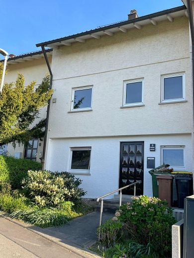 Familienfreundliches Reihenhaus mit schönem Garten – Blick von der Straße 