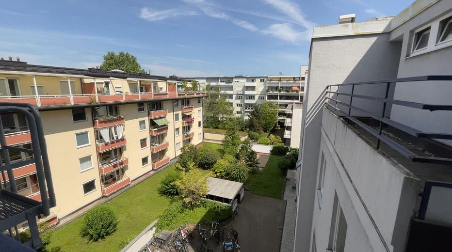 SCHWABING-WEST HELLE, MODERNISIERTE 2-ZIMMER-WOHNUNG MIT LOGGIA, SCHWIMMBAD UND GROSSER DACHTERRASSE – Blick in den Innenhof