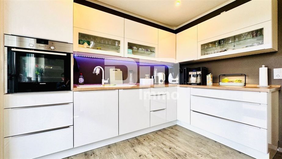 Hochwertig sanierte, ebenerdige Dreizimmerwohnung im EG mit Loggia + PKW-Stellplatz – Küche / Hochwertige EBK / Zugang Balkon