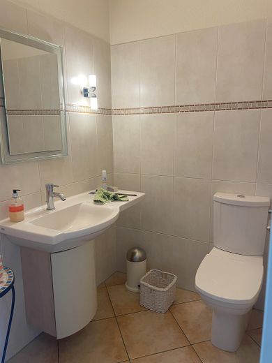 Exclusive House with Garage and Three Parking Spaces – EG Gäste WC