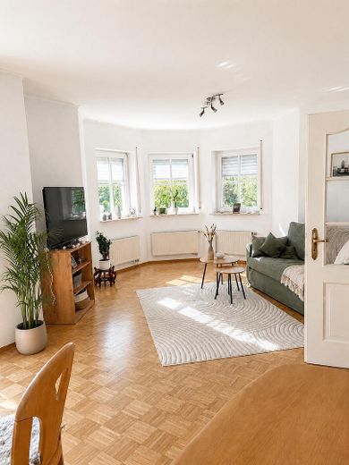 Attraktive 2-Zimmer-Wohnung in gepflegtem mediterranen 6-Familien-Haus – Wohnzimmer