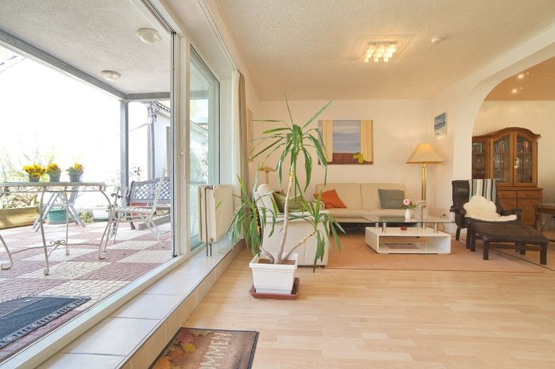 Modern and spacious living space. Completely renovated ground floor apartment with garden and patio in excellent, sought-after residential area, yet still centrally located – aaa4e14704c10711bff243b2447cd1979337a16f.jpg