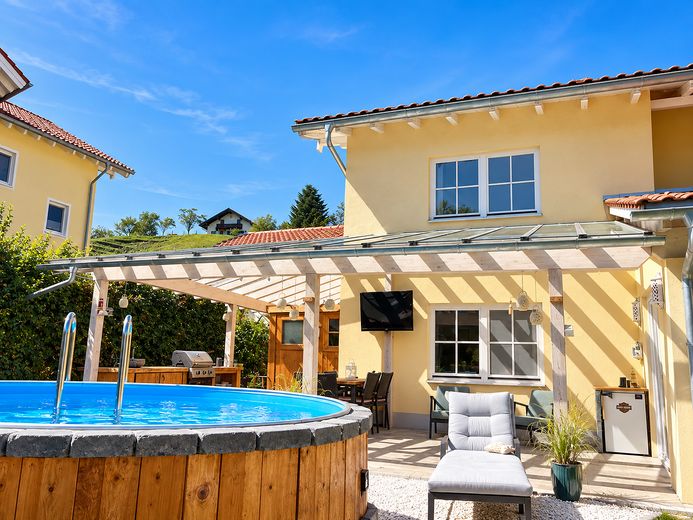 Affascinante casa unifamiliare con ampio giardino, piscina e sauna a Siegsdorf – Terrasse