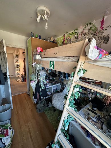 Appartamento soleggiato di 2,5 locali a Germering + box auto sotterraneo – Kinderzimmer