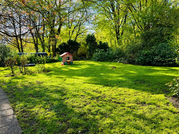 Élégant appartement familial ancien | 117 m² | 4,5 pièces | Garage | Loggia | Vue sur la verdure | Tarpenbek – Gemeinschaftsgarten links