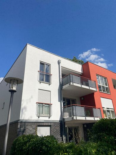 Ruhiges Wohnen ganz oben: Gepflegte 3-Zimmer-Wohnung mit Süd-West-Balkon & Tiefgarage – Photo 1