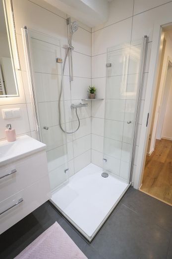 Bad mit begehbarer Dusche