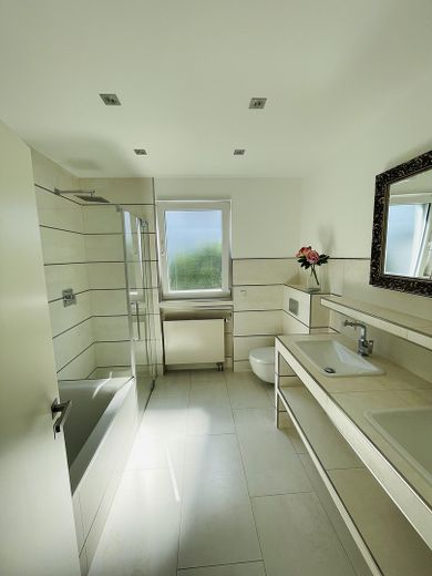 Exklusiver, kernsanierter Bungalow in Damm - wohnen auf einer Ebene – Modernes Badezimmer