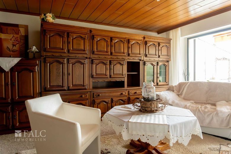 Bungalow auf 1289 m² Grundstück mit Pool – Wohnzimmer - Original