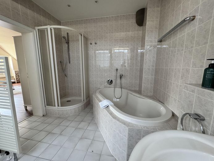 Business-Zimmer mit eigenem Bad, Terrasse, Parkplatz & Serviceoptionen nahe Köln – Foto 3