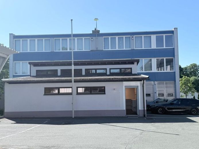 Hochwertige, repräsentative Gewerbeimmobilie mit vielseitigen Nutzungsmöglichkeiten im Ortskern - Stellplätze & großzügige Außenflächen – Foto 1