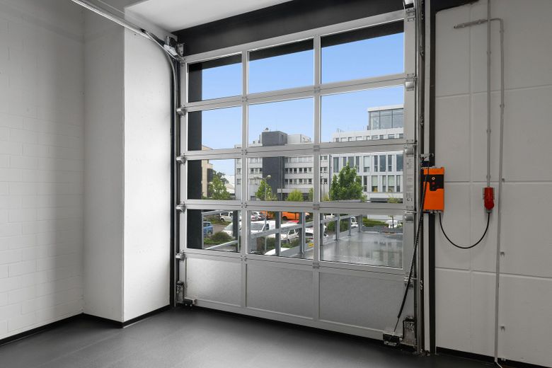 Moderne Halle ideal für Werkstatt oder Fahrzeugstellplätze – Tor