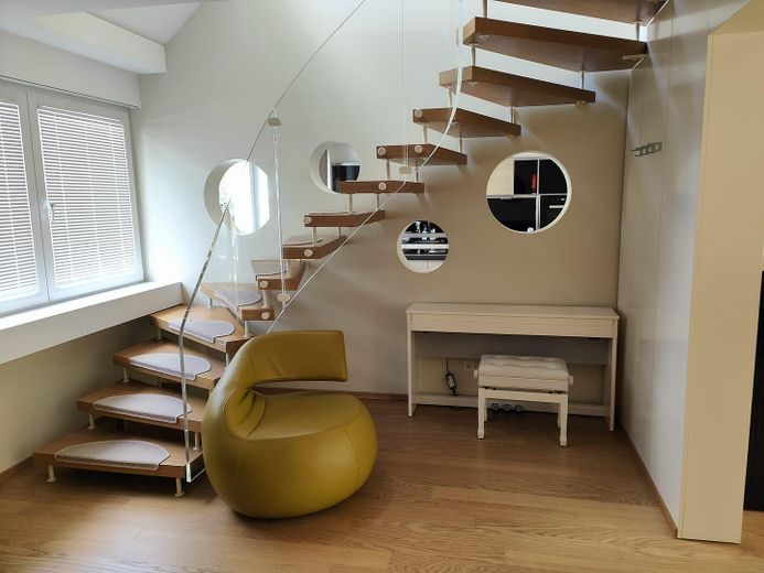 Designer Maisonette-Wohnung nähe Zoopark mit Blick ins Grüne, Fussbodenheizung, Kamin, Terrasse – Flur Treppe