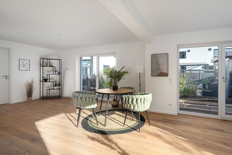 Neubau in massiver Bauweise- DHH mit Dachterrasse in ruhiger Lage – Blick auf Essbereich